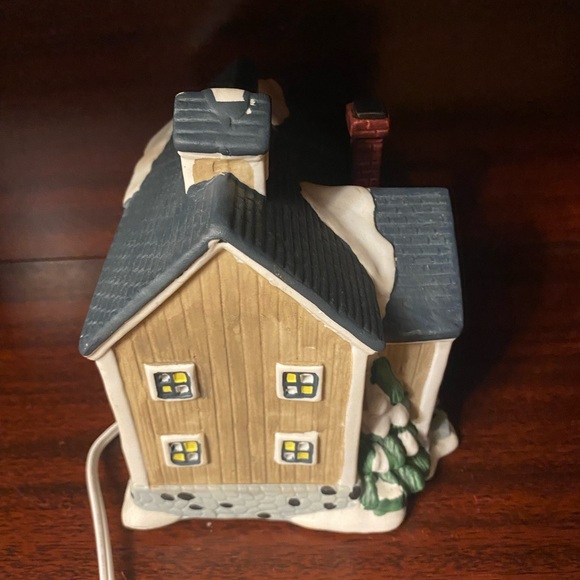 Winter Valley Village Lighted House - Picture 5 of 8